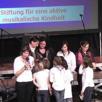 Bürgermeister Jansen bei der Auflösung des Musikrätsels und der Preisverleihung 