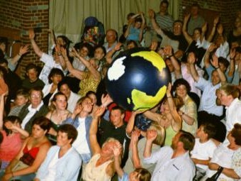 Das Publikum bewegt den Erdball