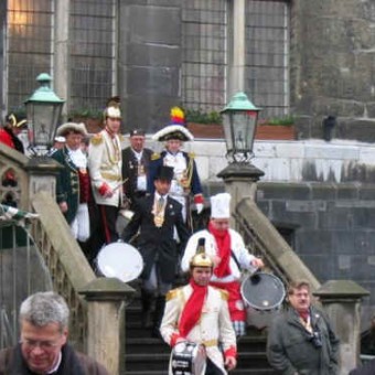 Die Prominenz kommt aus dem Rathaus