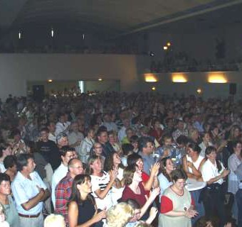 Die gut gefüllte Festhalle