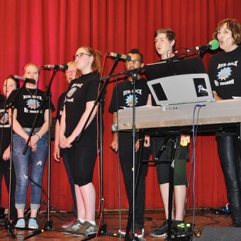 Gesangsgruppe und Beate Theißen